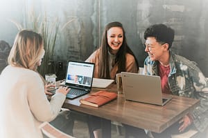 9 bra frågor du som chef kan ställa vid dina framtida medarbetarsamtal 7 Bild 7 glada pa jobbet 20230727